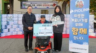 구청장님과 이용인과 함께 전달식을 진행하고 있는 모습