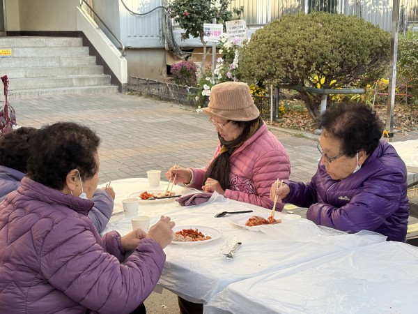 수육을 먹고 있는 모습