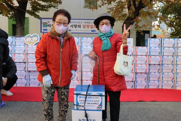 김치를 받고 신나 하는 모습