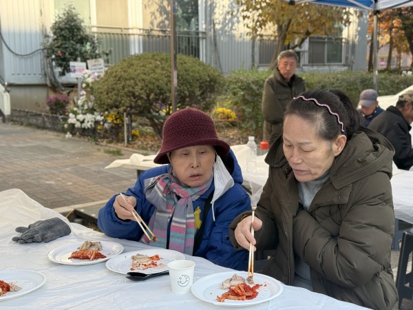 수육을 맛있게 먹고 있는 모습