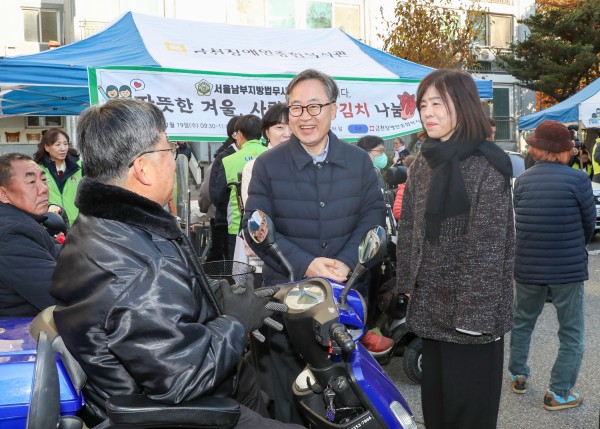 구청장님과 이용인이 이야기를 나누고 있는 모습
