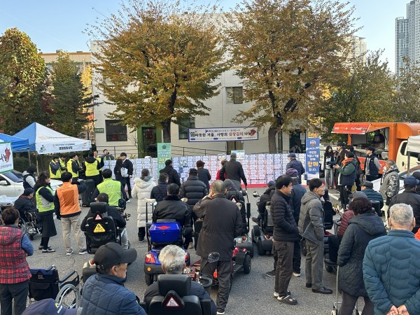 13단지 아파트 앞에서 다같이 기다리고 있는 모습