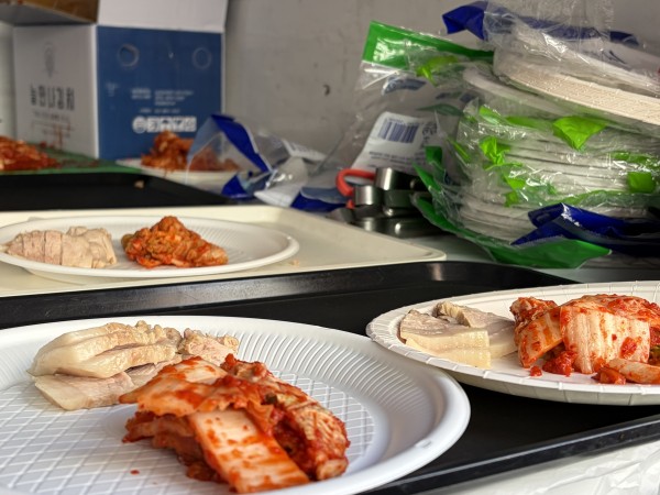 김치와 수육이 접시에 놓여져 있는 모습