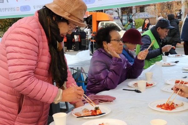수육을 먹고 박수를 치고 있는 모습