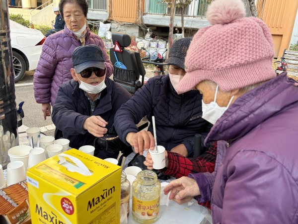 차를 열심히 타고 있는 모습