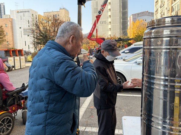 따뜻한 차를 천천히 마시고 있는 모습
