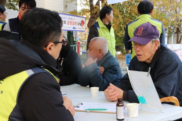 법률 상담으로 이야기를 나누고 있는 모습