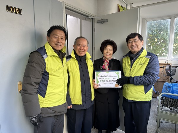 가정배달 후 사진을 찍고 있는 모습