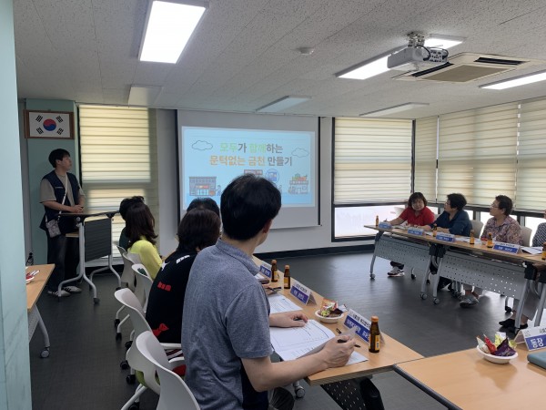 시흥3동 복지협의체 지역주민들에게 편의시설의 필요성에 대해 설명하는 모습