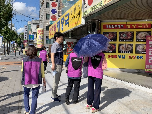 식당에 편의시설 설치를 홍보하는 모습