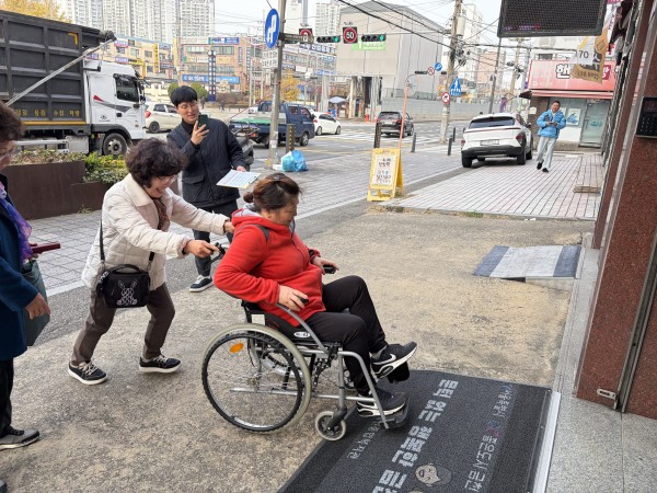 휠체어를 타고 경사로 모니터링하는 모습