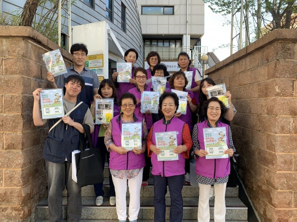 시흥3동 주민센터 앞에서 단체사진