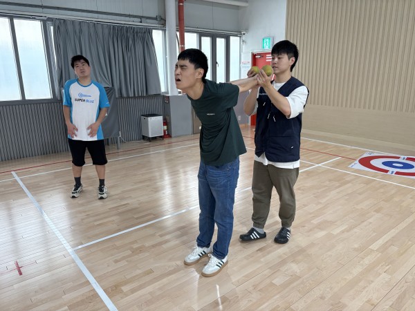 티볼공을 쥔채 날개뼈 후인하는모습