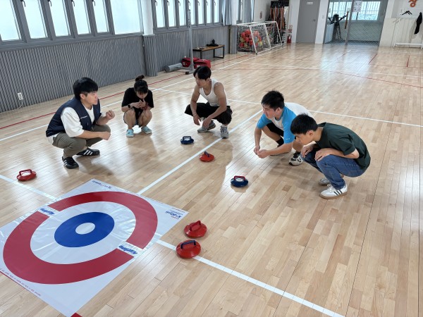 하우스타겟 앞에서 회의하는모습