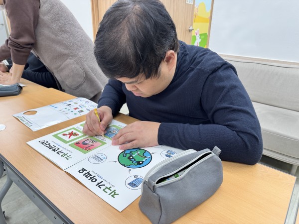 글자를 따라쓰며 배우는 하누리주간보소이용인 모습