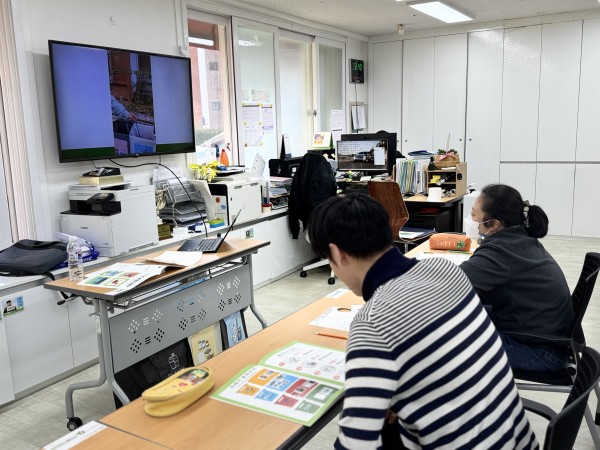 열심히 분리수거 영상을 시청하는 하누리주간보호센터 이용인들