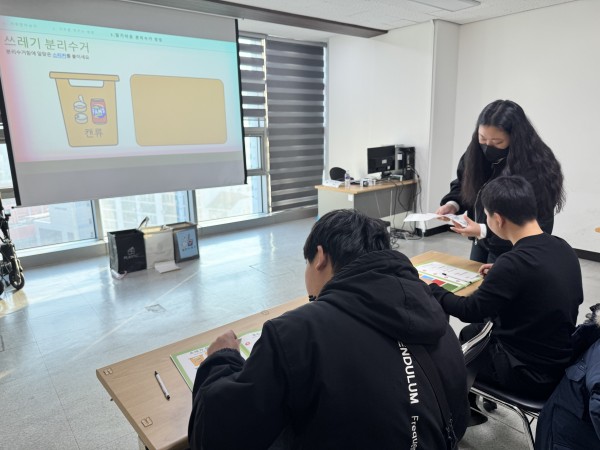분리수거하는 방법을 스티커를 활용해서 배우는 모습