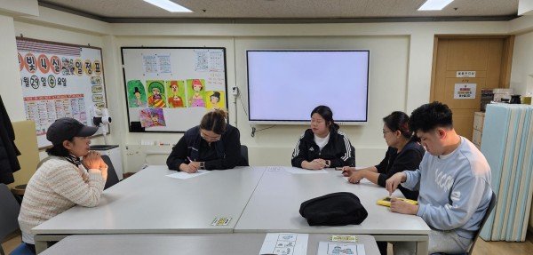 이용인,이용인 어머님과 소통하는 모습