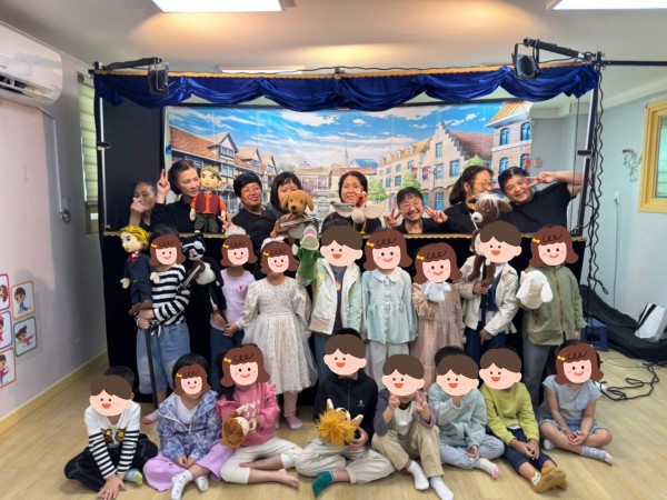 초록빛 아이들과 인형극단 여우 단체 사진