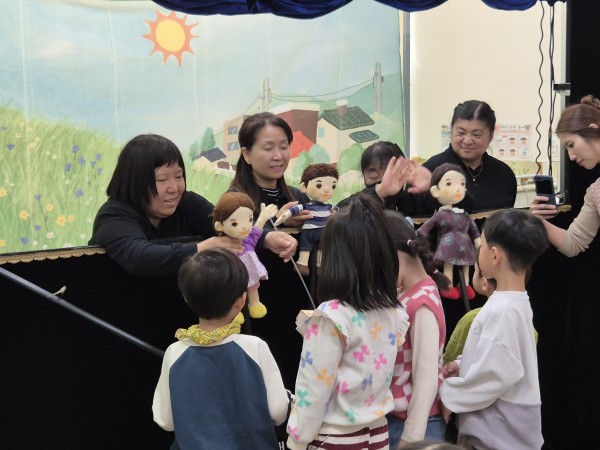 구립튼튼어린이집 아이들이 인형을 만져보는 모습
