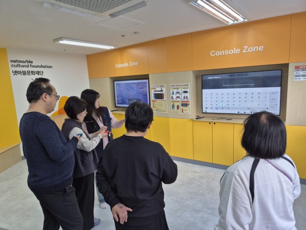 게임작동 방법 배우는 모습