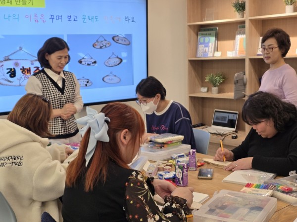 마음치유그림책테라피 활동하는 모습