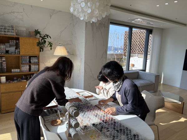 모녀가 함께 원석들을 고르고 있는 모습