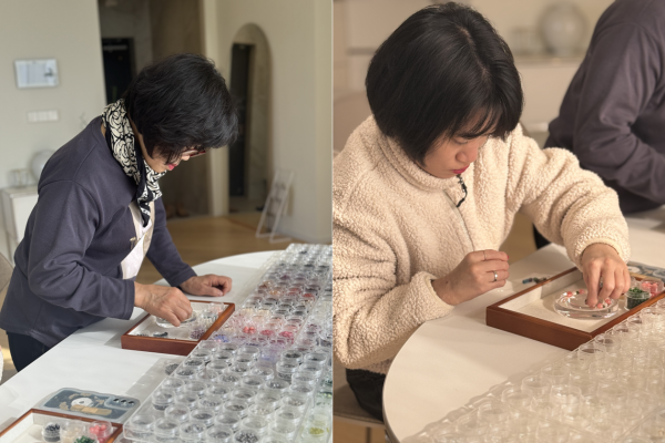팔찌를 만들고 있는 모녀모습