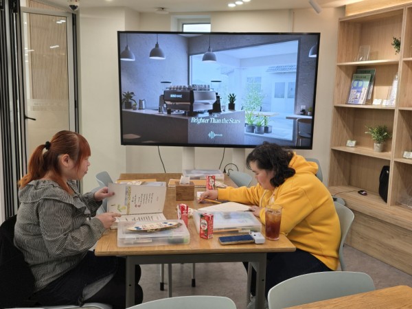 프로그램 시작 전 참여자분들과 안부를 묻는 모습