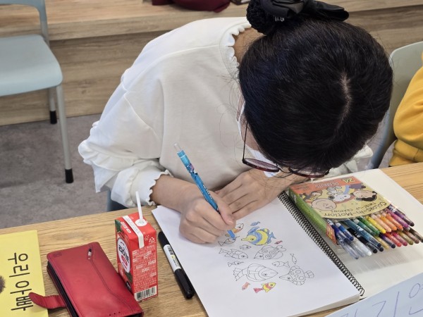 물고기 그림을 색칠하는 모습