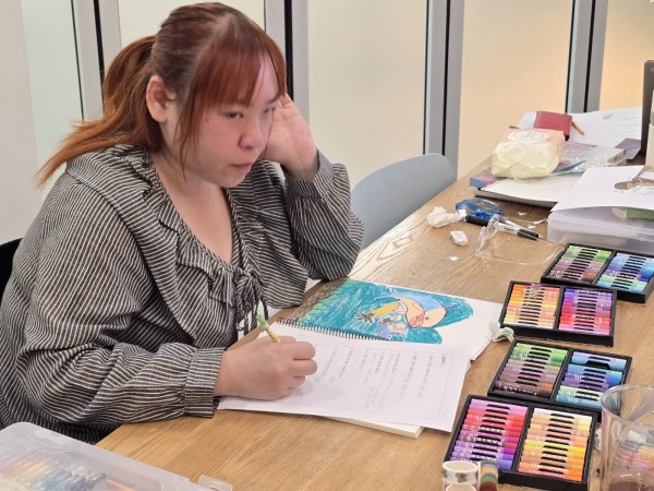 글 쓰기를 고민하는 모습