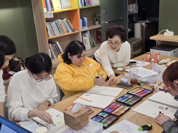 우리같이한걸음 마음치유 그림책테라피에 참여하는 참여자들의 모습