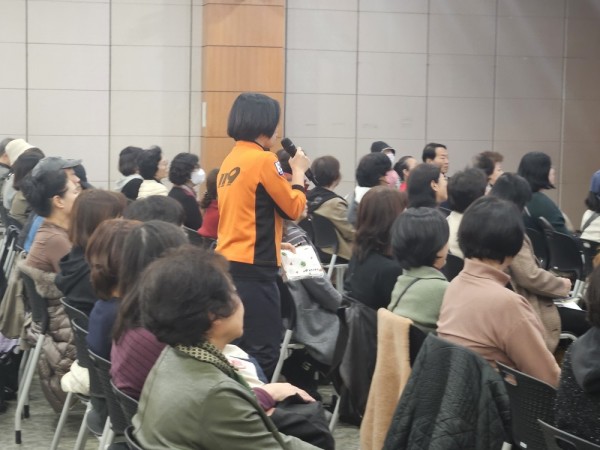 활동지원사들에게 화재 발생 시 대처 요령을 질문하는 임정화 소방위