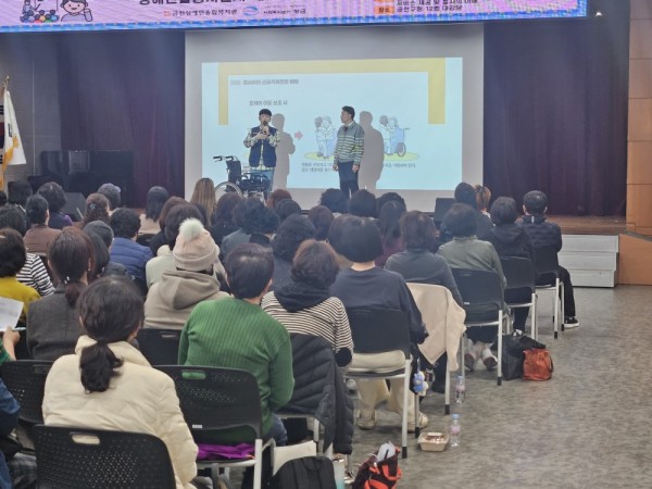 휠체어 사용하는 장애인에 대한 이동 지원 요령을 설명하는 사회서비스팀 이현수 대리