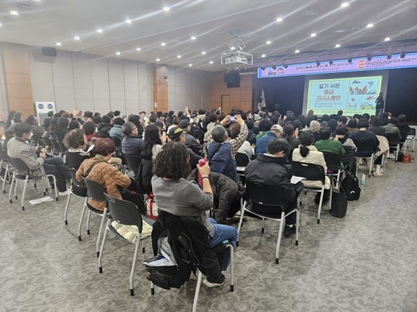 응급 의사소통판에 대해 설명하는 사회복지법인 상금 심승진 사회복지사