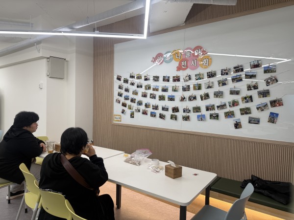 전시회를 구경하는모습