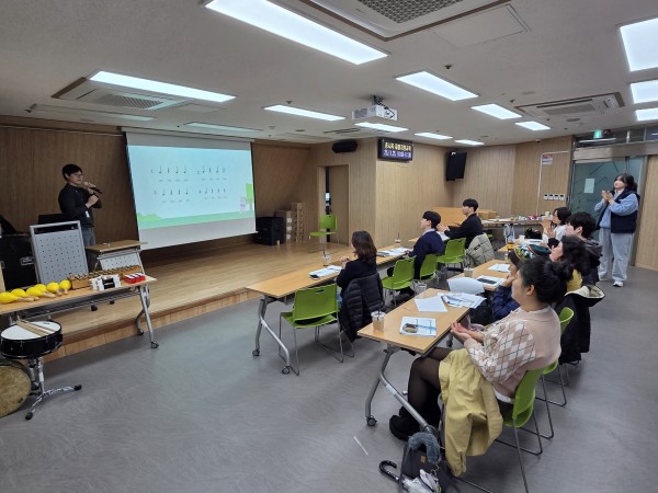 시설 안에서 쉽게 적용할 수 있는 음악활동에 대한 교육을 진행중