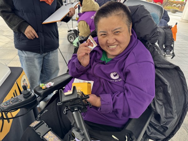 상품을 받고 좋아하는 모습