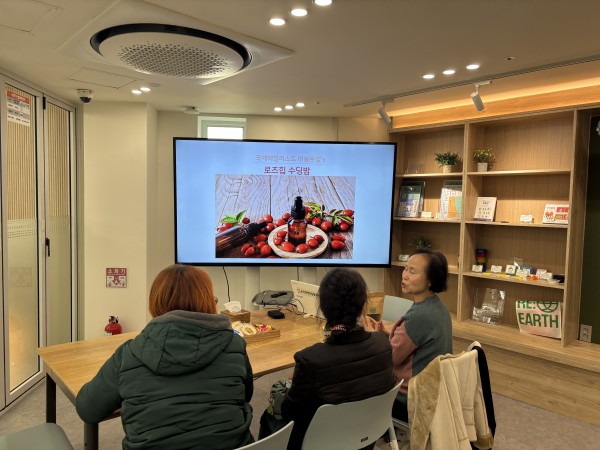 첫 참여하는 보호자 분에게 본인 소개를 하는 모습의 사진