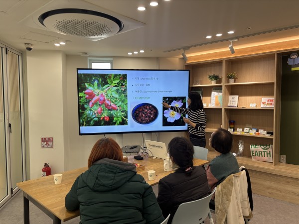 허브에 대한 설명과 성분들에 대한 설명을 듣고 있는 모습의  사진