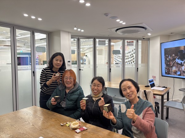 허브티테라피 강사님과 함께 완성품을 들고 사진 촬영하고 있는 보호자 분들의 모습