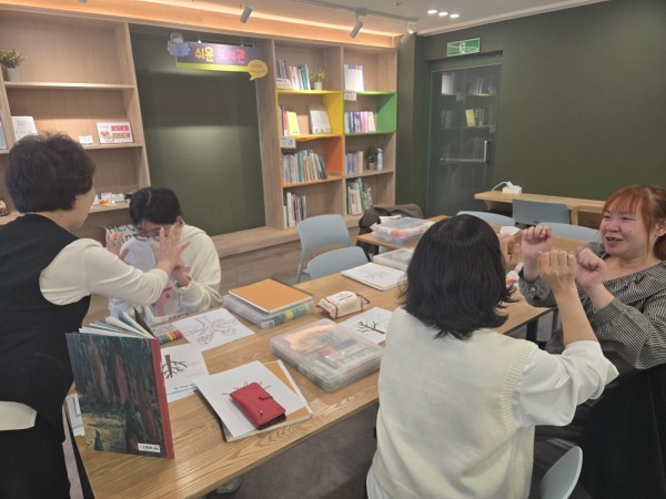 프로그램 시작 전 2인 1조 게임하는 모습