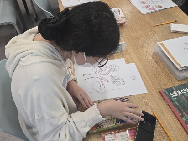 나무에 표현한 내가 좋아하는 것들 기록하는 모습