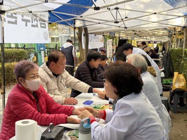 금천손사랑 봉사단이 서금요법 부스하는 모습