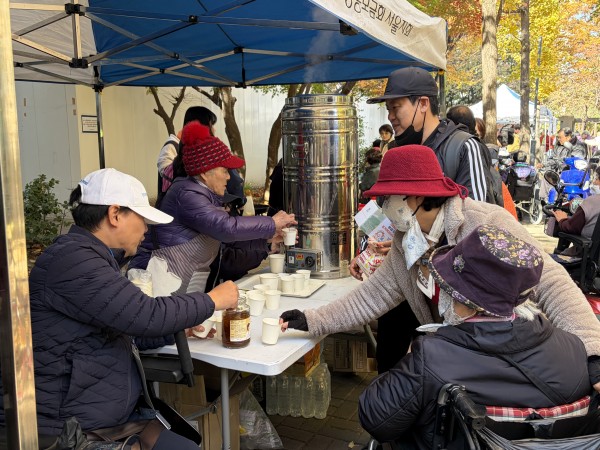 주문을 받고 차를 만들어 주시는 모습