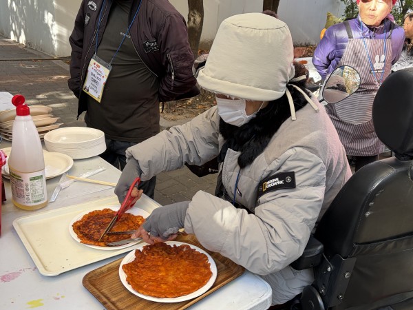 부침개 자르는 모습