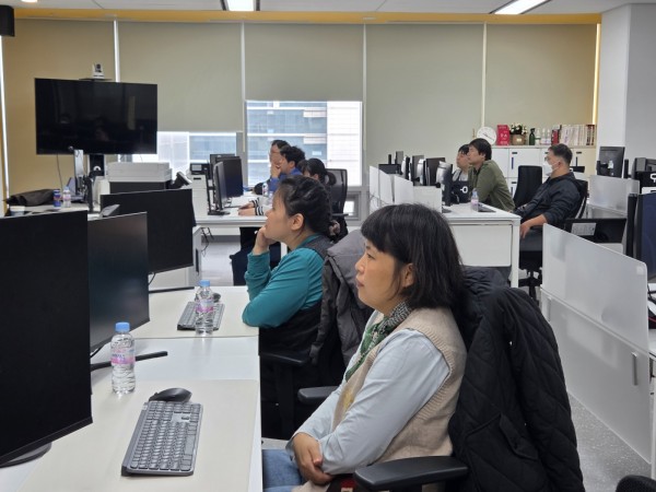 강사님의 이야기에 집중하는 훈련생들