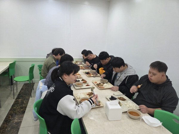 구내식당에서 점심을 먹는 모습