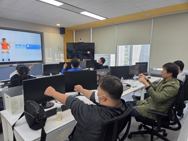 점심식사 후 체조를 통해 잠을 깨우는 중