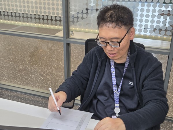 내가 돈을 벌고 싶은 이유를 생각하는 모습